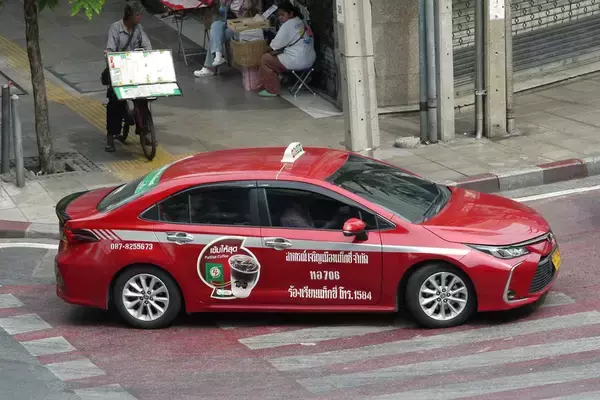 「タイのバンコクで中国製BEVタクシーが急増中……も乗り心地は従来の「カローラアルティス」に軍配!!」の画像