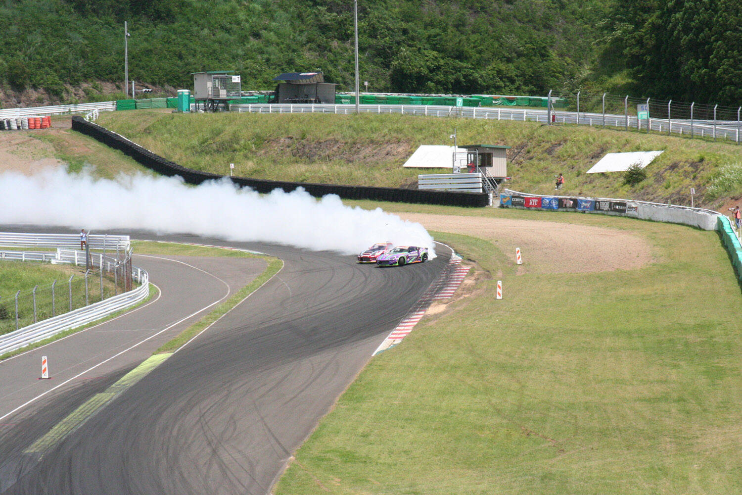 台湾からの刺客が白煙の王者に！　フォーミュラドリフトジャパン2024第４戦決勝の初優勝を巡る闘い