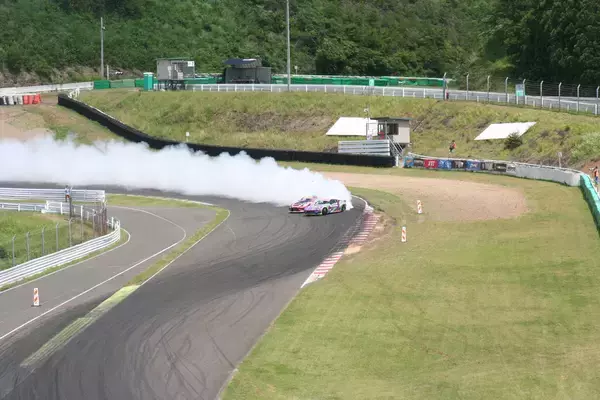 「台湾からの刺客が白煙の王者に！　フォーミュラドリフトジャパン2024第４戦決勝の初優勝を巡る闘い」の画像