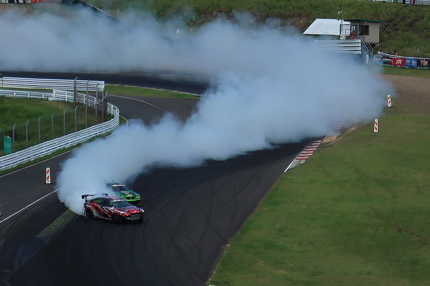 台湾からの刺客が白煙の王者に！　フォーミュラドリフトジャパン2024第４戦決勝の初優勝を巡る闘い