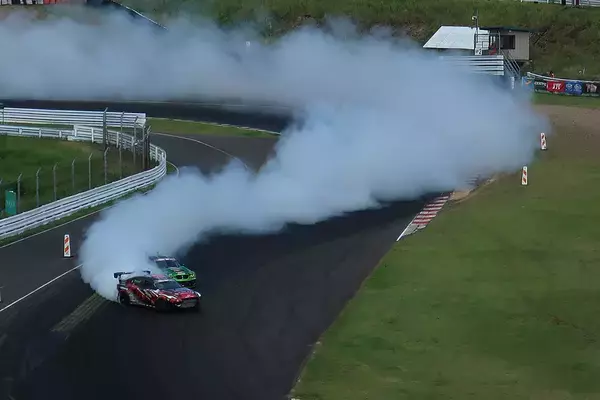 「台湾からの刺客が白煙の王者に！　フォーミュラドリフトジャパン2024第４戦決勝の初優勝を巡る闘い」の画像