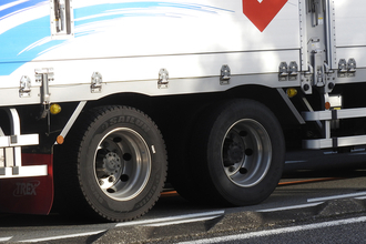 トラックのタイヤトラブルはガチでやばい！　重大事故を防ぐために「タイヤの空気圧・温度の管理モニター」が超重要だった