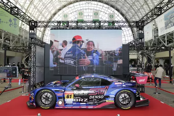 「５台のマシンが集結！　素通り厳禁のスーパーGTブース【大阪オートメッセ2022】」の画像