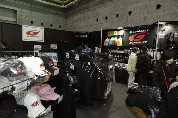 「５台のマシンが集結！　素通り厳禁のスーパーGTブース【大阪オートメッセ2022】」の画像