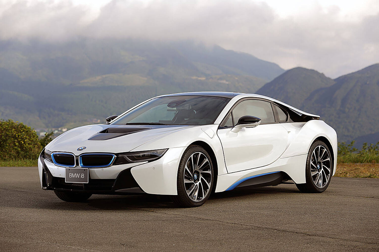 1000馬力のハイパーカーがコンパクトカーと同額という謎！　自動車税が爆安すぎて笑えるクルマ４選