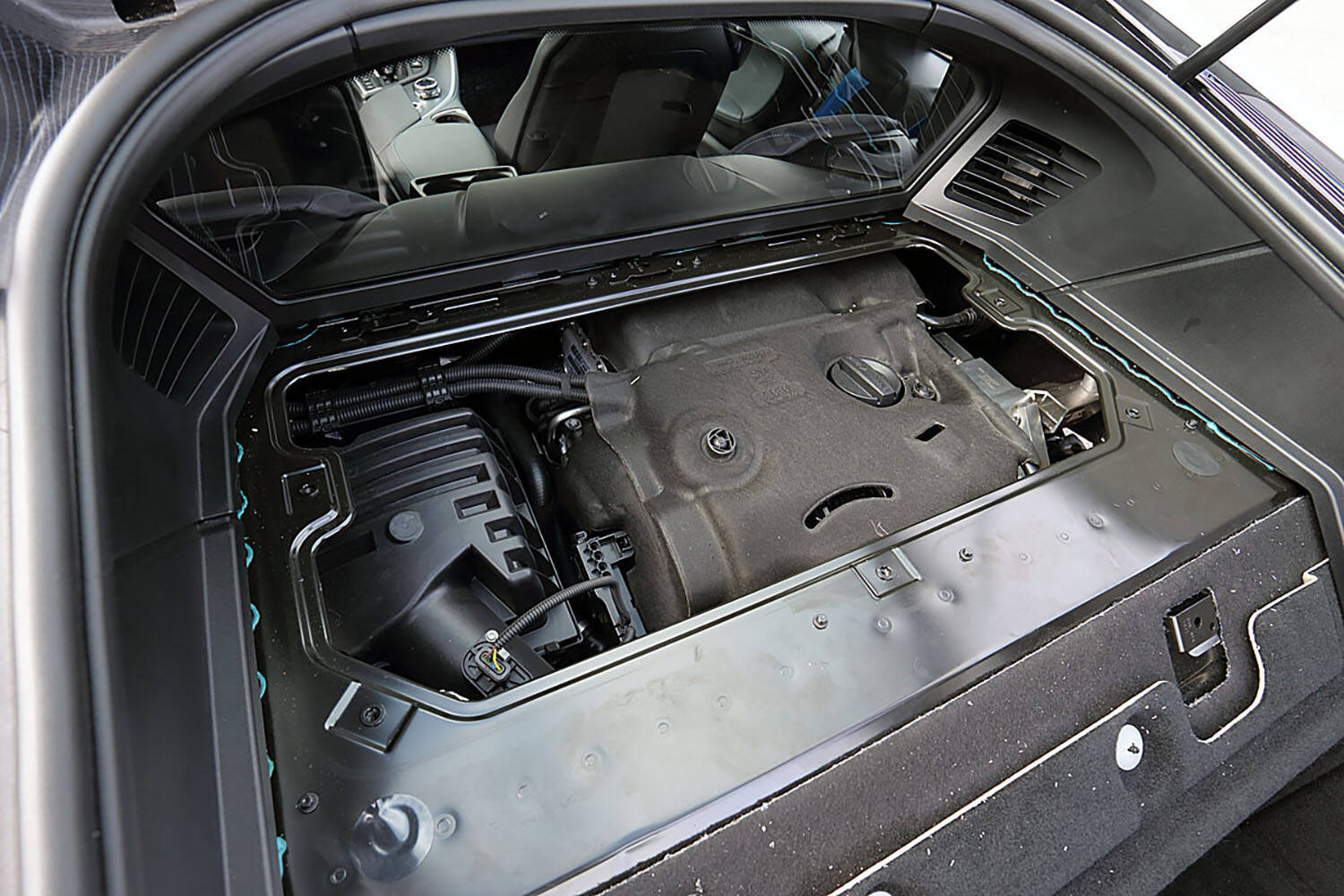 1000馬力のハイパーカーがコンパクトカーと同額という謎！　自動車税が爆安すぎて笑えるクルマ４選