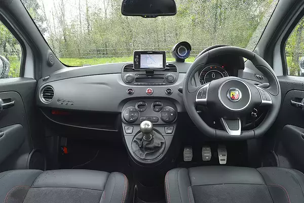 「飛ばさなくても走ってる感満点って最高じゃないか！　街乗り法定速度遵守なのに楽しすぎるクルマ５選」の画像