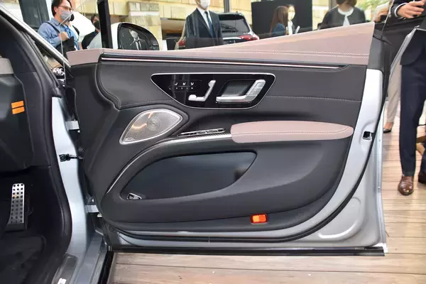 「最高級EVが日本上陸！　輸入車なのに給電も可能なメルセデス・ベンツEQSの凄すぎる中身」の画像
