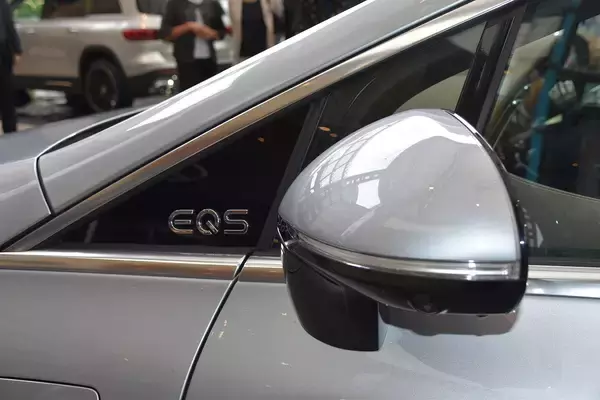 「最高級EVが日本上陸！　輸入車なのに給電も可能なメルセデス・ベンツEQSの凄すぎる中身」の画像