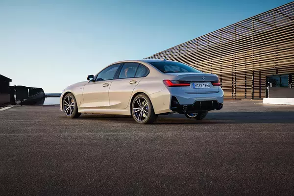 「切れ長な目とワイドなキドニーグリルでいまどきBMW顔を手に入れた！　３シリーズがマイナーチェンジで意匠を変更」の画像