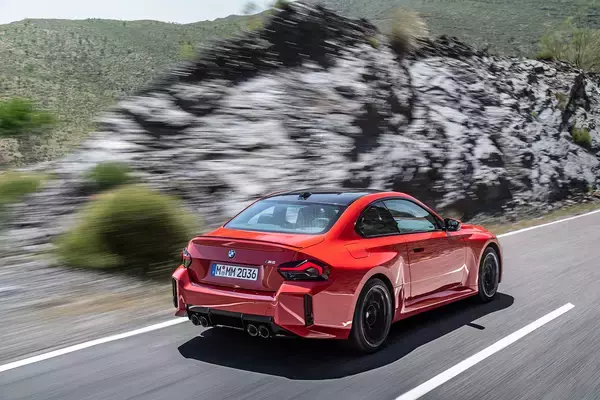 「なんと6速MTも選べる！　BMWより正統派FRスポーツ新型「M2」が登場」の画像