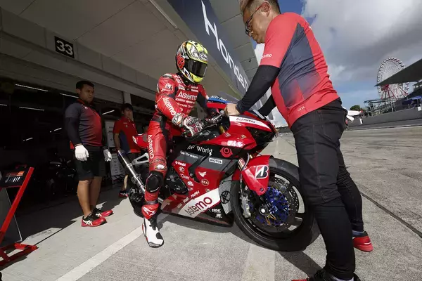 「2023年に活躍したレーシングマシンが集結！　「Honda ウエルカムプラザ青山」にて「2023 SEASON MOTOR SPORTS CHAMPIONS」が開催中」の画像