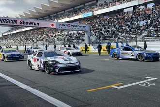 アメリカで超絶人気を誇る箱車レースのマシンが富士に上陸!!　でも日本人に馴染みのない「NASCAR」ってどんなレース？