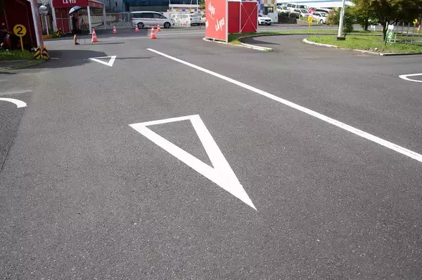 「「あっ！」「オリーブの絵」「☆合図」って何のこっちゃ？　謎の多い道路表示の意味」の画像