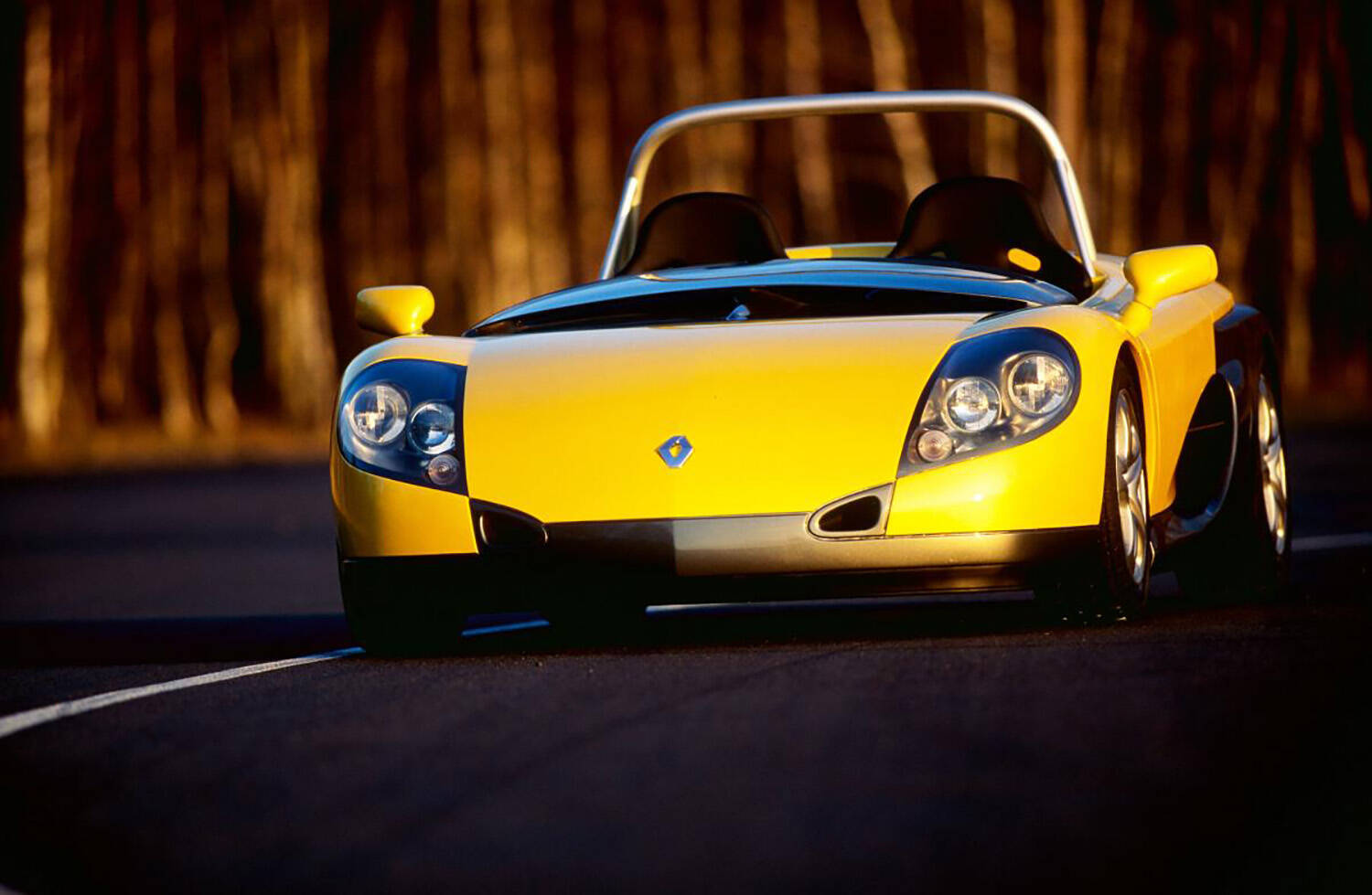 窓がなかったりドアが見えなかったり公道走ってたら２度見必至！　ナンバー付きが違和感しかない市販車４選