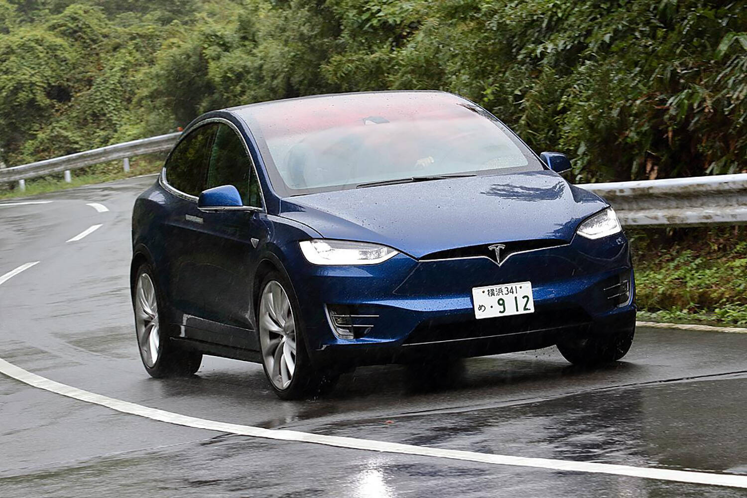 窓がなかったりドアが見えなかったり公道走ってたら２度見必至！　ナンバー付きが違和感しかない市販車４選