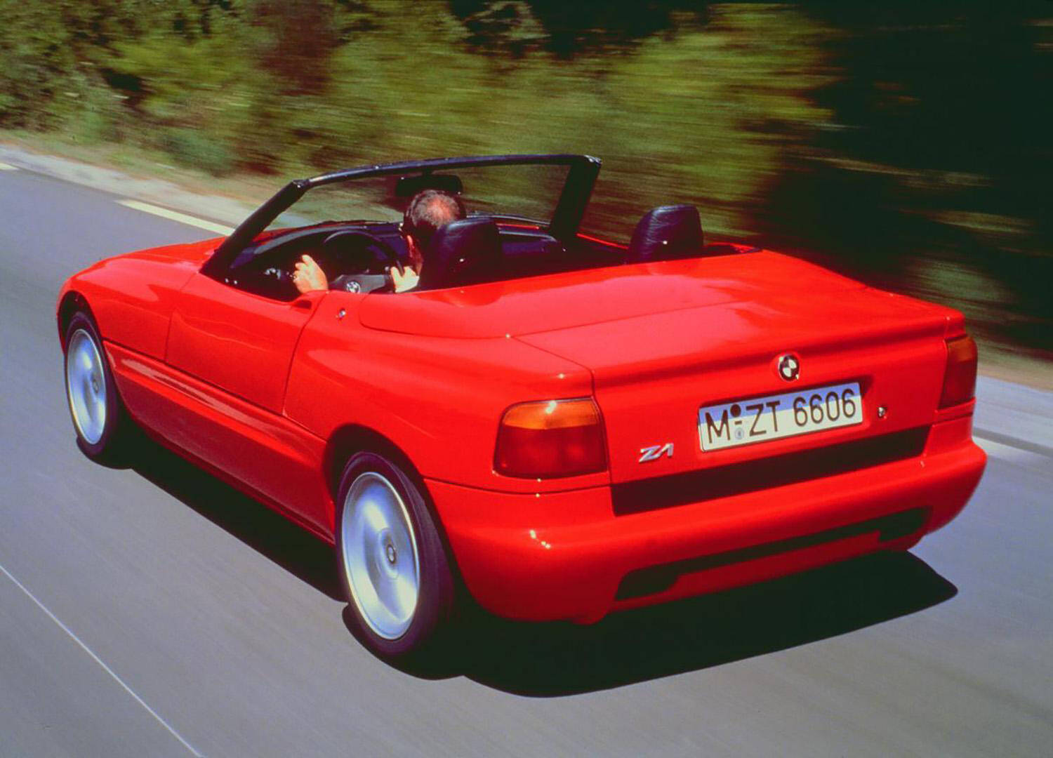 窓がなかったりドアが見えなかったり公道走ってたら２度見必至！　ナンバー付きが違和感しかない市販車４選