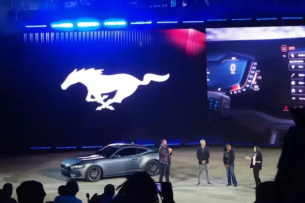 最新EVの両脇に6.2＆4.2リッターV8エンジン車！　デトロイトショーの展示はGMの「迷い」か？