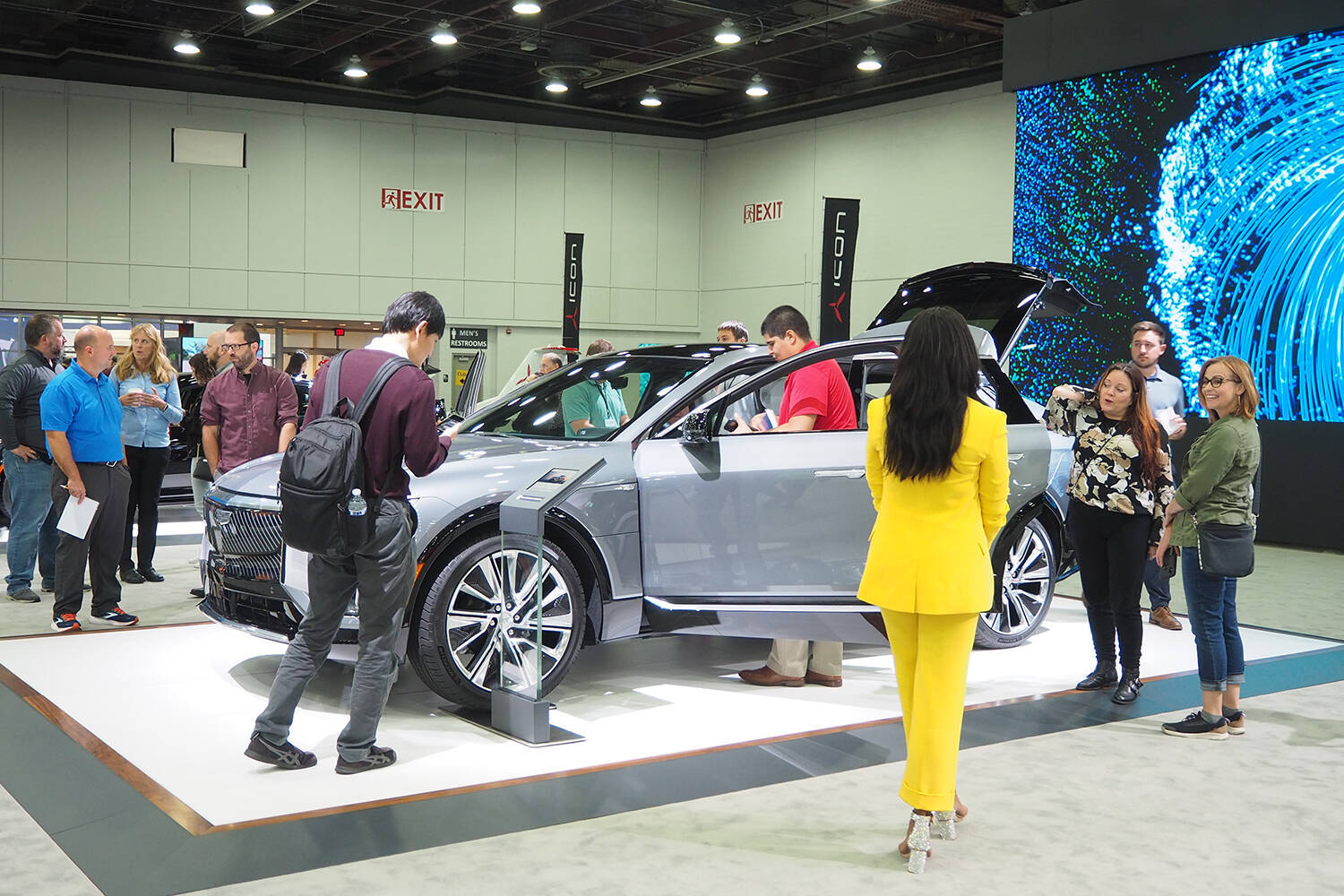 最新EVの両脇に6.2＆4.2リッターV8エンジン車！　デトロイトショーの展示はGMの「迷い」か？