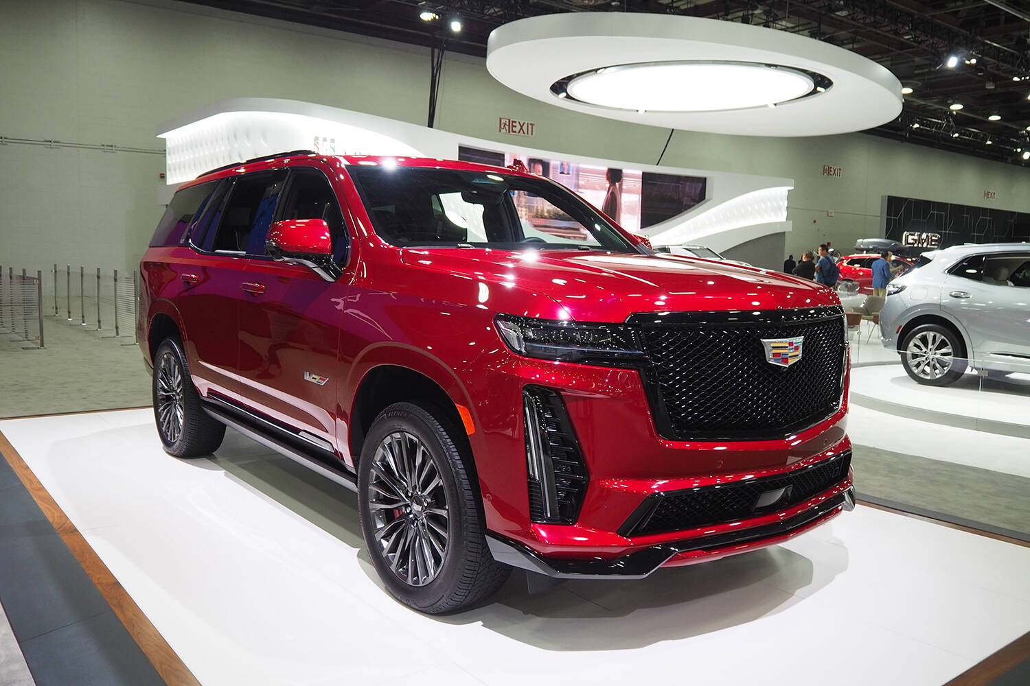 最新EVの両脇に6.2＆4.2リッターV8エンジン車！　デトロイトショーの展示はGMの「迷い」か？