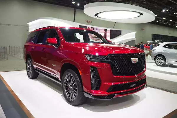 「最新EVの両脇に6.2＆4.2リッターV8エンジン車！　デトロイトショーの展示はGMの「迷い」か？」の画像