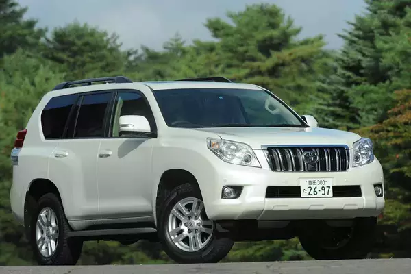 「名前を捨てたランドクルーザー250はどうなる？　ファンの心をガッチリ掴んでいた前身の「プラド」４代の歴史を振り返る」の画像