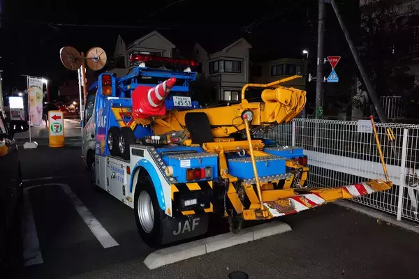 「「ガス欠になっても燃料入れればいいだけでしょ？」は甘すぎる考え！　じつはクルマも傷むし高速では違反だった」の画像