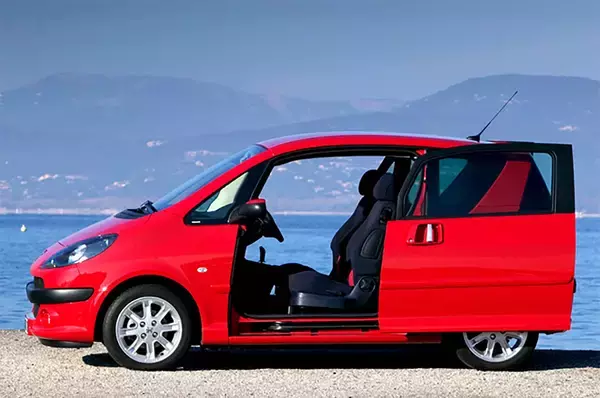 「「何あのクルマ？」の視線が突き刺さる！　「目立ちまくる」こと必至の２桁万円の「激レア」個性派クルマ４選」の画像