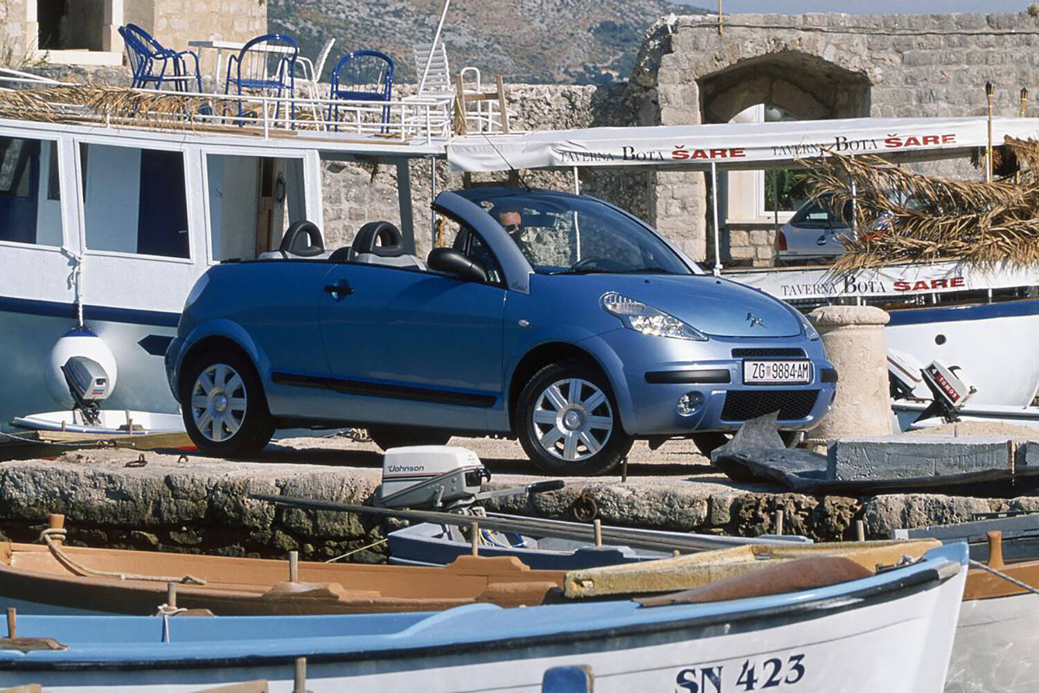 「何あのクルマ？」の視線が突き刺さる！　「目立ちまくる」こと必至の２桁万円の「激レア」個性派クルマ４選