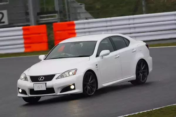 本当の絶滅危惧種！　ぶっとい音とトルクでブン回したい中古激安の「V8エンジン」搭載車たち