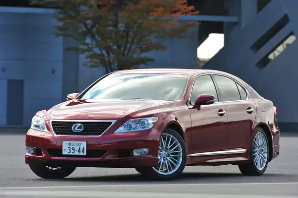 「本当の絶滅危惧種！　ぶっとい音とトルクでブン回したい中古激安の「V8エンジン」搭載車たち」の画像