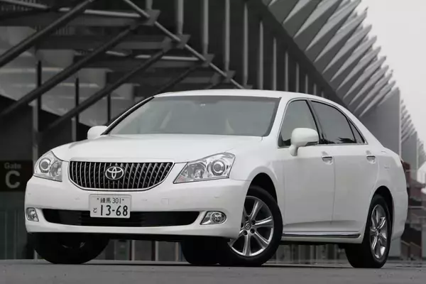 「本当の絶滅危惧種！　ぶっとい音とトルクでブン回したい中古激安の「V8エンジン」搭載車たち」の画像