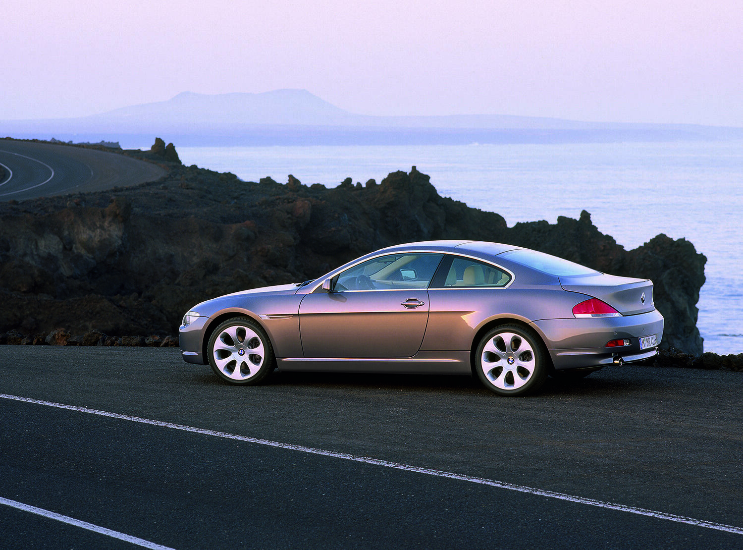 本当の絶滅危惧種！　ぶっとい音とトルクでブン回したい中古激安の「V8エンジン」搭載車たち