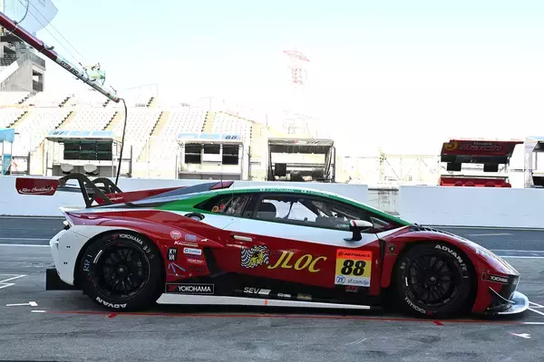「進化したウラカン「GT3 EVO2」はパワーがないのに速い！　スーパーGTに参戦するJLOCのチーフエンジニアとドライバーに直撃インタビュー」の画像