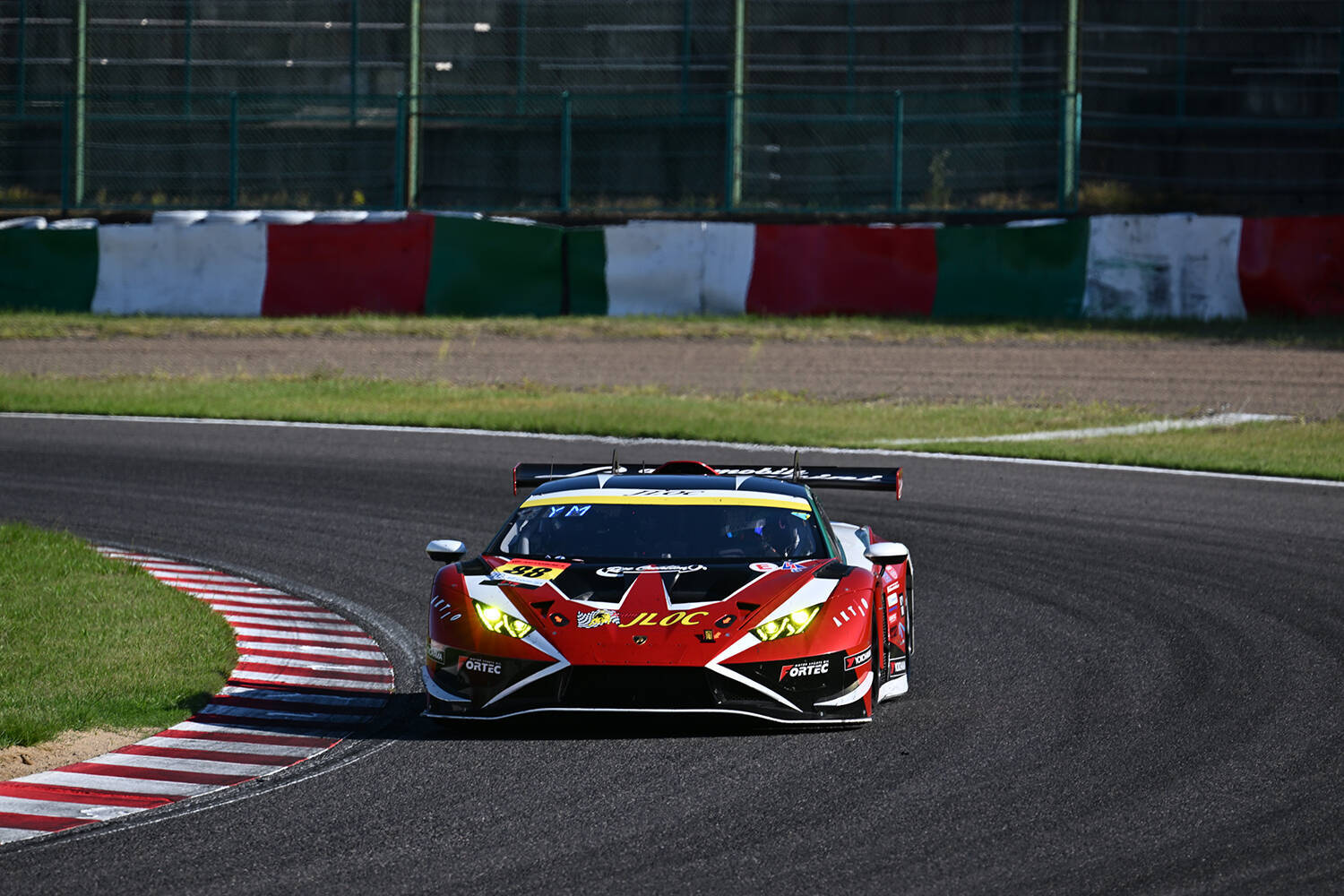 進化したウラカン「GT3 EVO2」はパワーがないのに速い！　スーパーGTに参戦するJLOCのチーフエンジニアとドライバーに直撃インタビュー