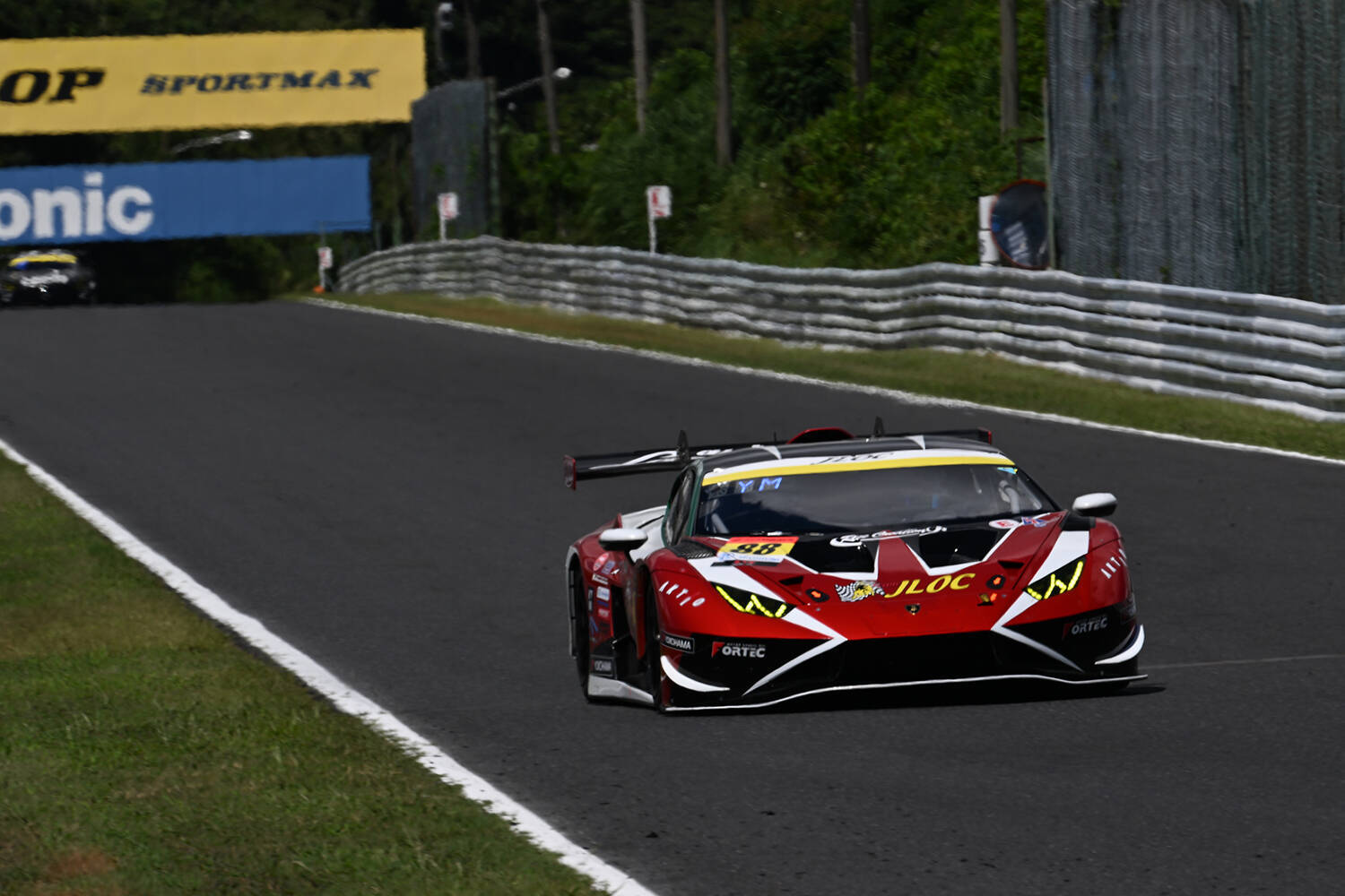 進化したウラカン「GT3 EVO2」はパワーがないのに速い！　スーパーGTに参戦するJLOCのチーフエンジニアとドライバーに直撃インタビュー