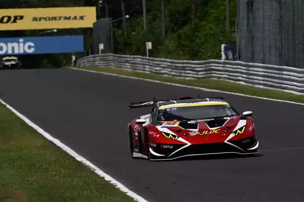 「進化したウラカン「GT3 EVO2」はパワーがないのに速い！　スーパーGTに参戦するJLOCのチーフエンジニアとドライバーに直撃インタビュー」の画像