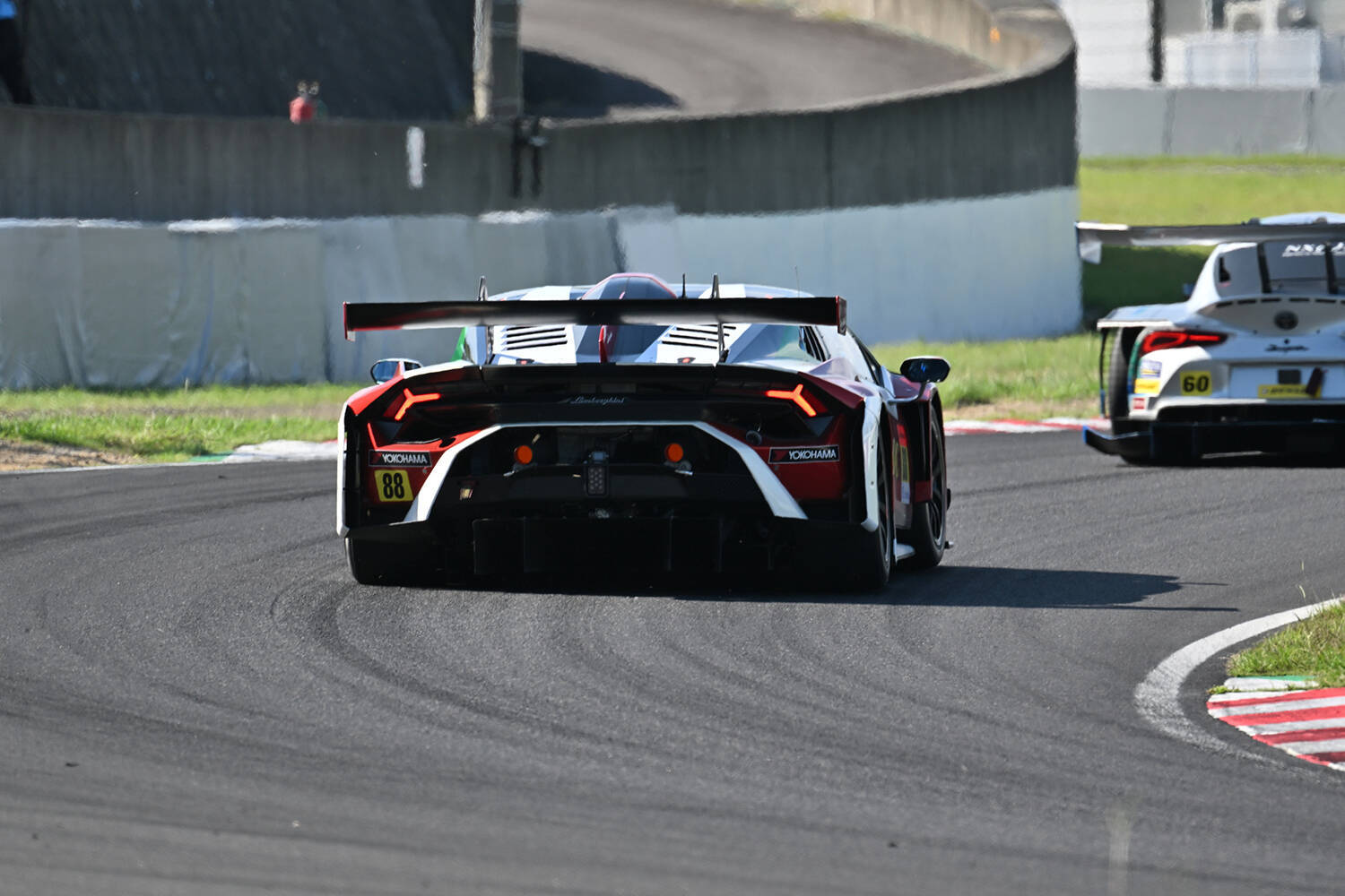 進化したウラカン「GT3 EVO2」はパワーがないのに速い！　スーパーGTに参戦するJLOCのチーフエンジニアとドライバーに直撃インタビュー