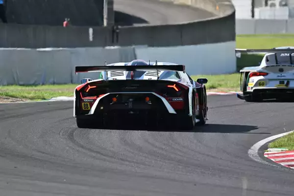 「進化したウラカン「GT3 EVO2」はパワーがないのに速い！　スーパーGTに参戦するJLOCのチーフエンジニアとドライバーに直撃インタビュー」の画像