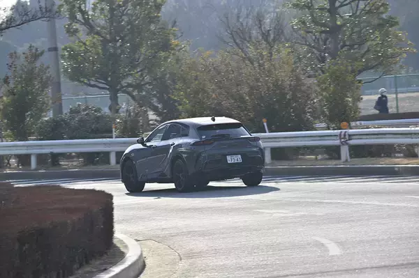 「【試乗】素直にカッコイイ！　走りは上質！　燃費もスゴイ！　クラウン・スポーツPHEVに死角らしい死角が見当たらない」の画像