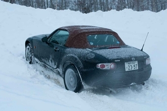 砂地や泥濘地や雪でクルマのタイヤが空転して動かない！　自力脱出の手段もあれど「すぐにプロへと依頼」が最善策なワケ