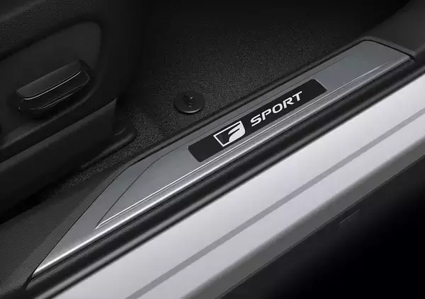 「ボディ剛性・静粛性・使い勝手が大幅向上！　先進安全運転支援機能とコネクテッドサービスを充実させた改良型レクサスUX世界初公開」の画像