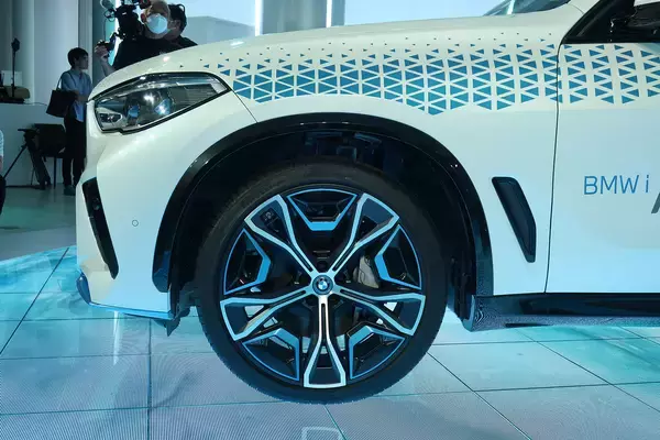 「BMWは電気だけじゃなく水素にも本気！　トヨタと共同開発した燃料電池駆動システムの「iX5ハイドロジェン」にて実証実験を日本で開始」の画像