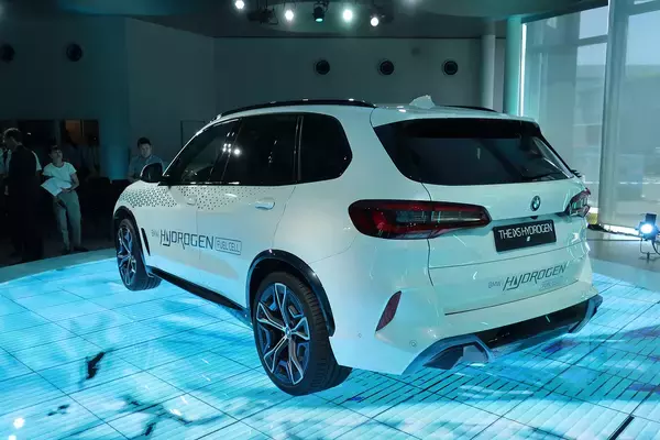 「BMWは電気だけじゃなく水素にも本気！　トヨタと共同開発した燃料電池駆動システムの「iX5ハイドロジェン」にて実証実験を日本で開始」の画像