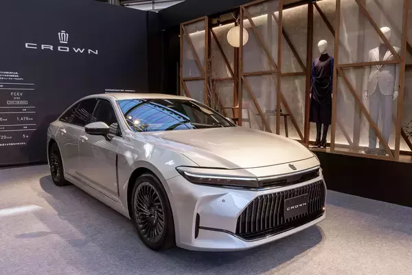 「駅伝ファンだけじゃなくクルマ好きも密かに注目している！　正月の一大イベント「箱根駅伝」にはなぜ注目の最新車が伴走で登場するのか？」の画像