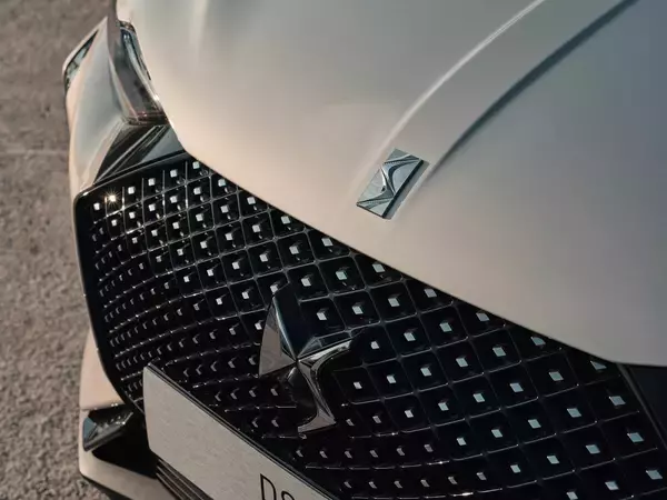 クルマにもオートクチュールを身に纏う時代が到来！　DS 3にDSコレクションの「エスプリ・ド・ヴォヤージュ」が登場