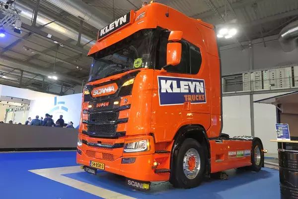 一見地味だが光るとスゴイ！　トラックの世界でじわり広がるカスタム「ユーロトラック」とは