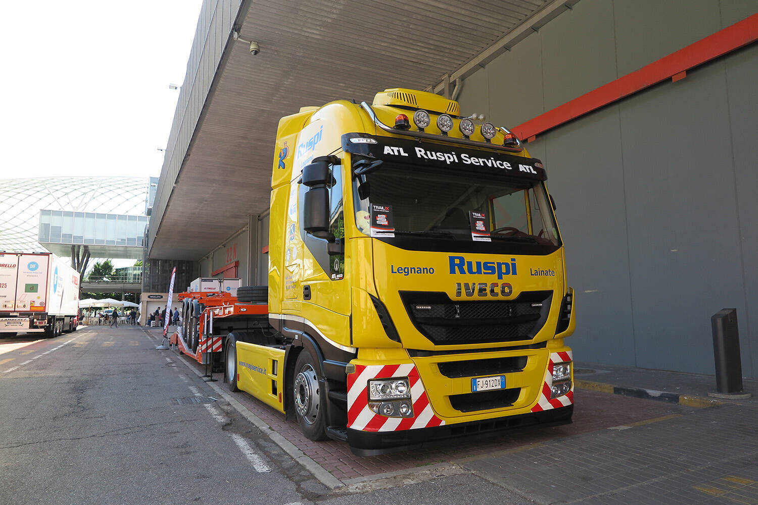 一見地味だが光るとスゴイ！　トラックの世界でじわり広がるカスタム「ユーロトラック」とは