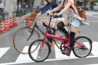 自転車での「あおり運転」も違反になる！　ベルを鳴らしまくったり蛇行したりビタ付けすると最悪50万円以下の罰金!!