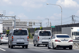 100km/h走行時は100m空ける……は時代遅れ！　警察も推奨する「車間距離」の新常識「２秒ルール」とは